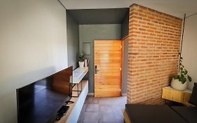 Moderna casa de 2 habitaciones con jardín en barrio privado